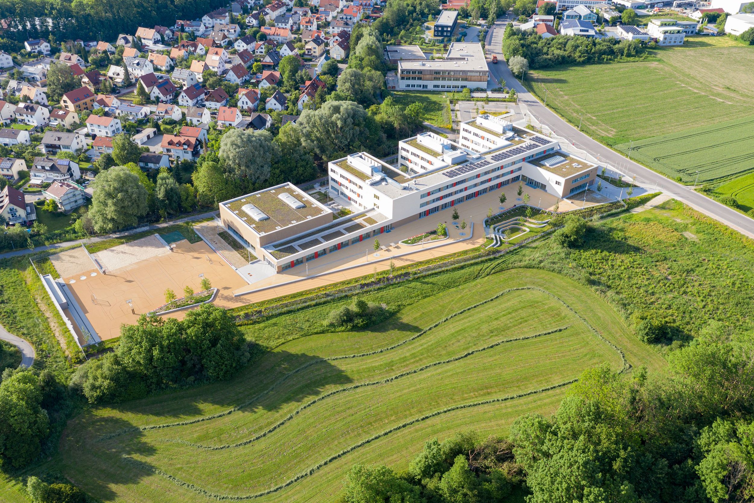 Bild: Blick aus der Vogelperspektive auf die Realschule Freising, Foto: ver.de landschaftsarchitektur
