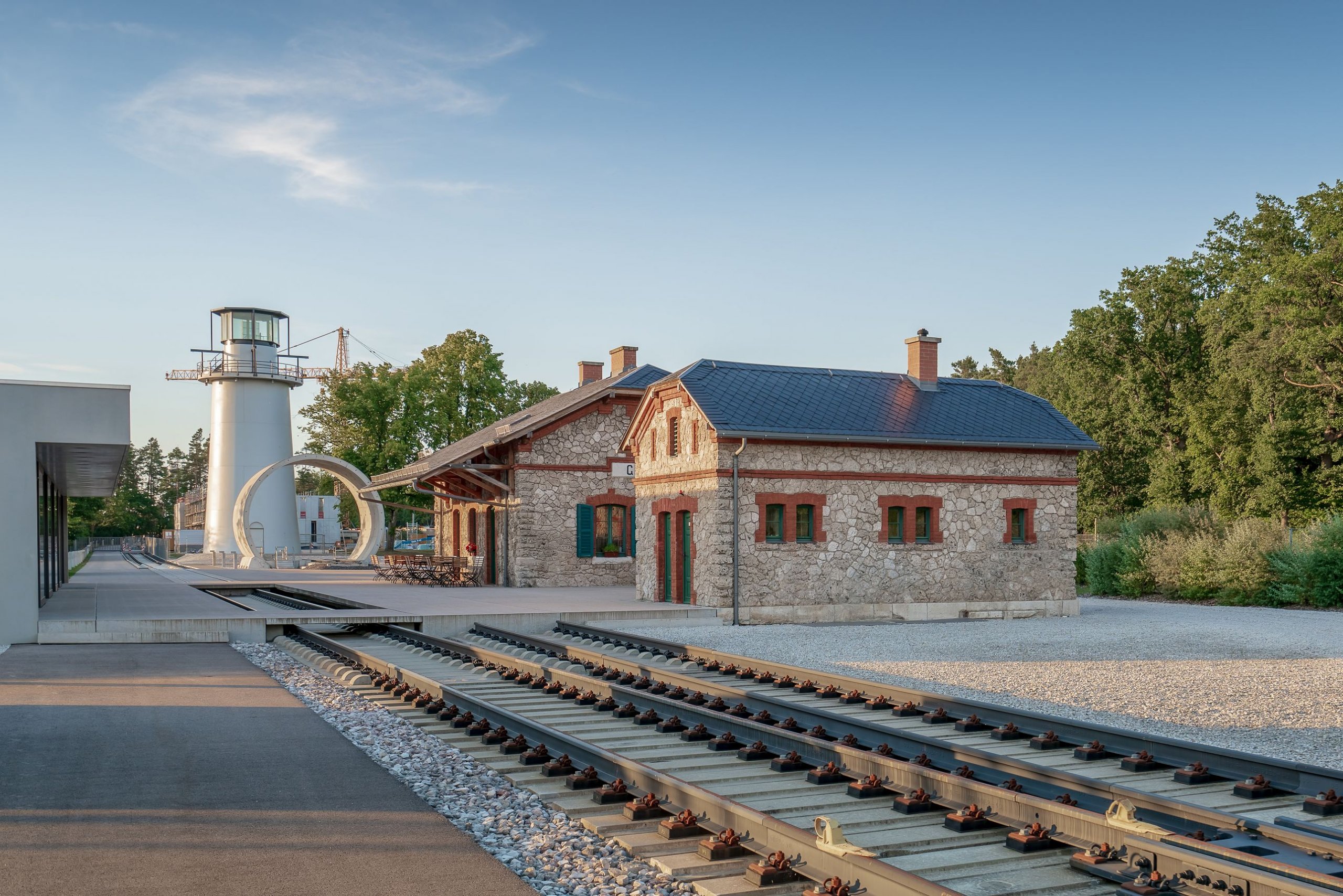 Bild: Das historische Bahnhofsgebäude in der Max Bögl Wissensakademie in Sengenthal, Foto: ver.de landschaftsarchitektur