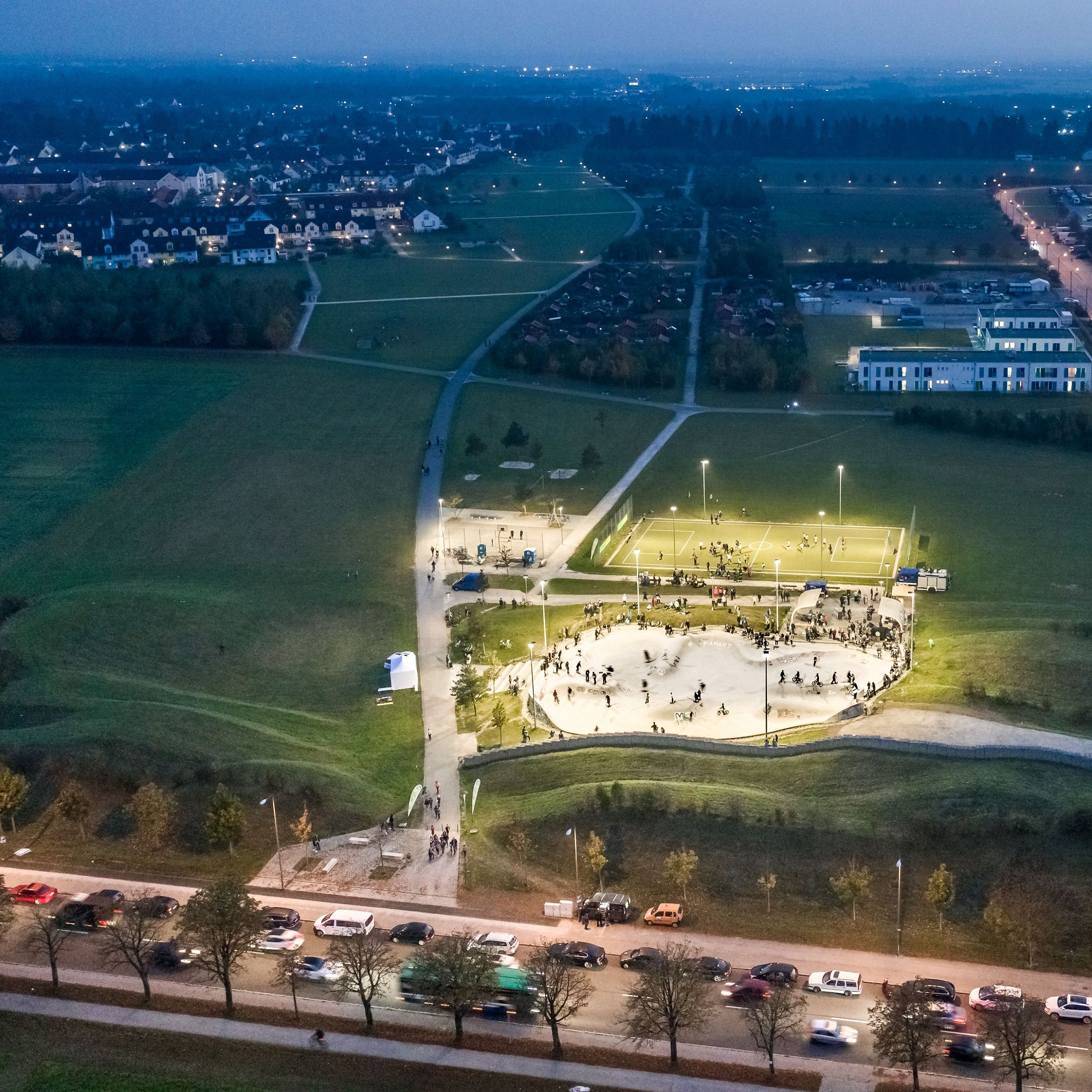 Bild: Eröffnung der neuen Beleuchung der Skateanlage mit Blick über den Grünzug, Foto: ver.de landschaftsarchitektur