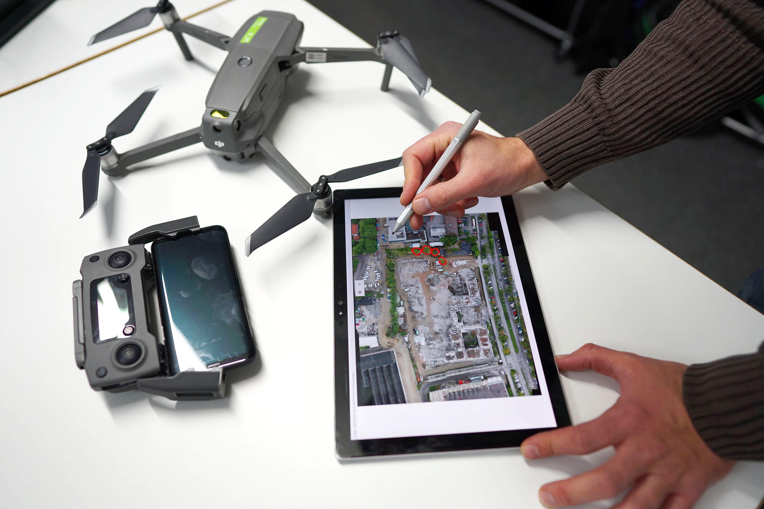 Bild: Mit Drohne und Tablet ist man für die Dokumentation von Projekten bestens gerüstet.