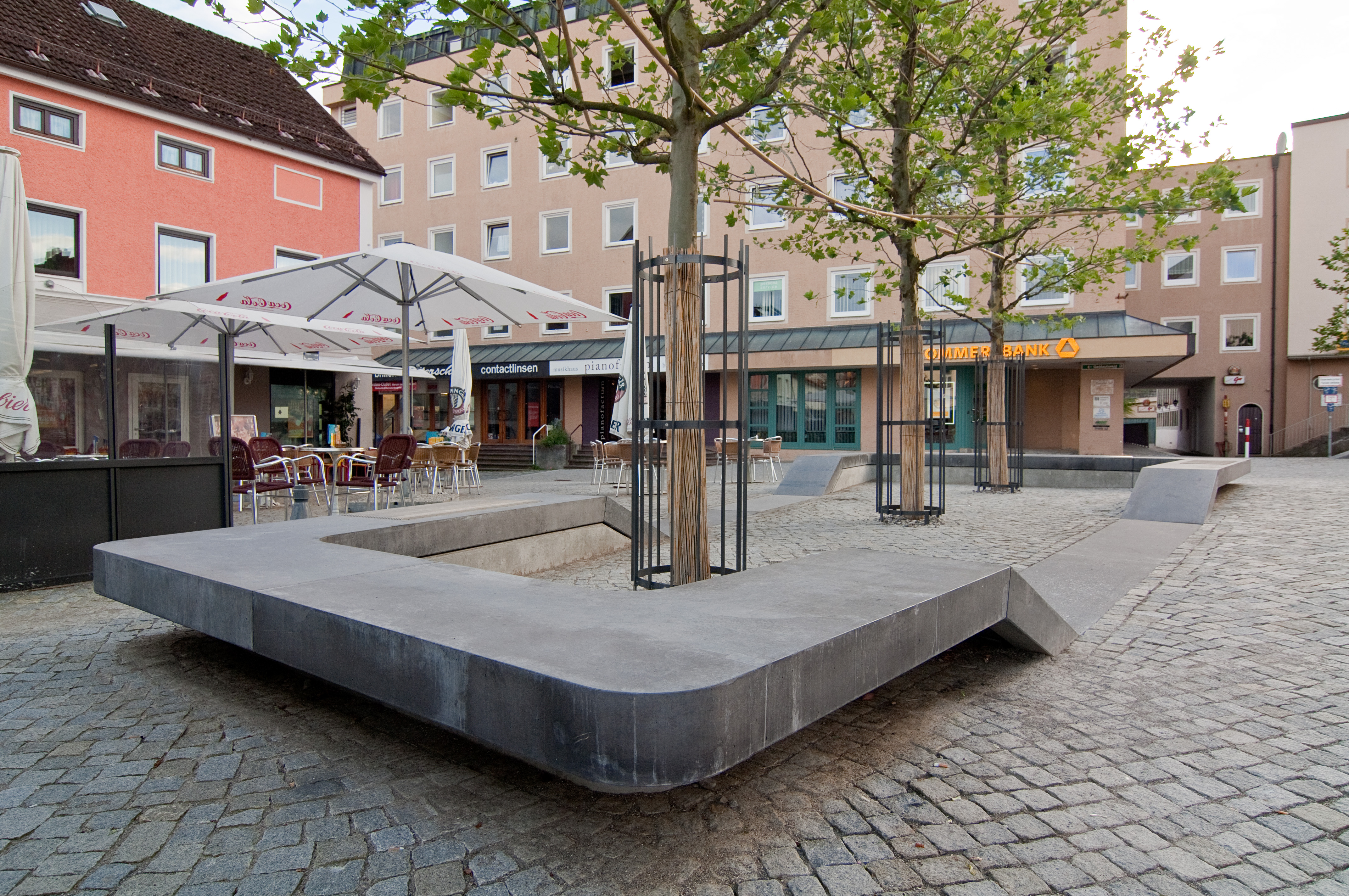Bild: Schwebende Sitzelemente am Kemptener Tor in Kaufbeuren, Foto: Johann Hinrichs Photography