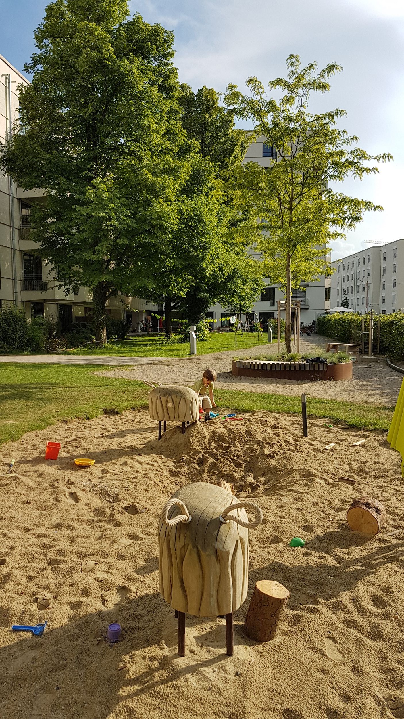 Bild: Spielplatz im grünen Innenhof, Foto: ver.de landschaftsarchitektur