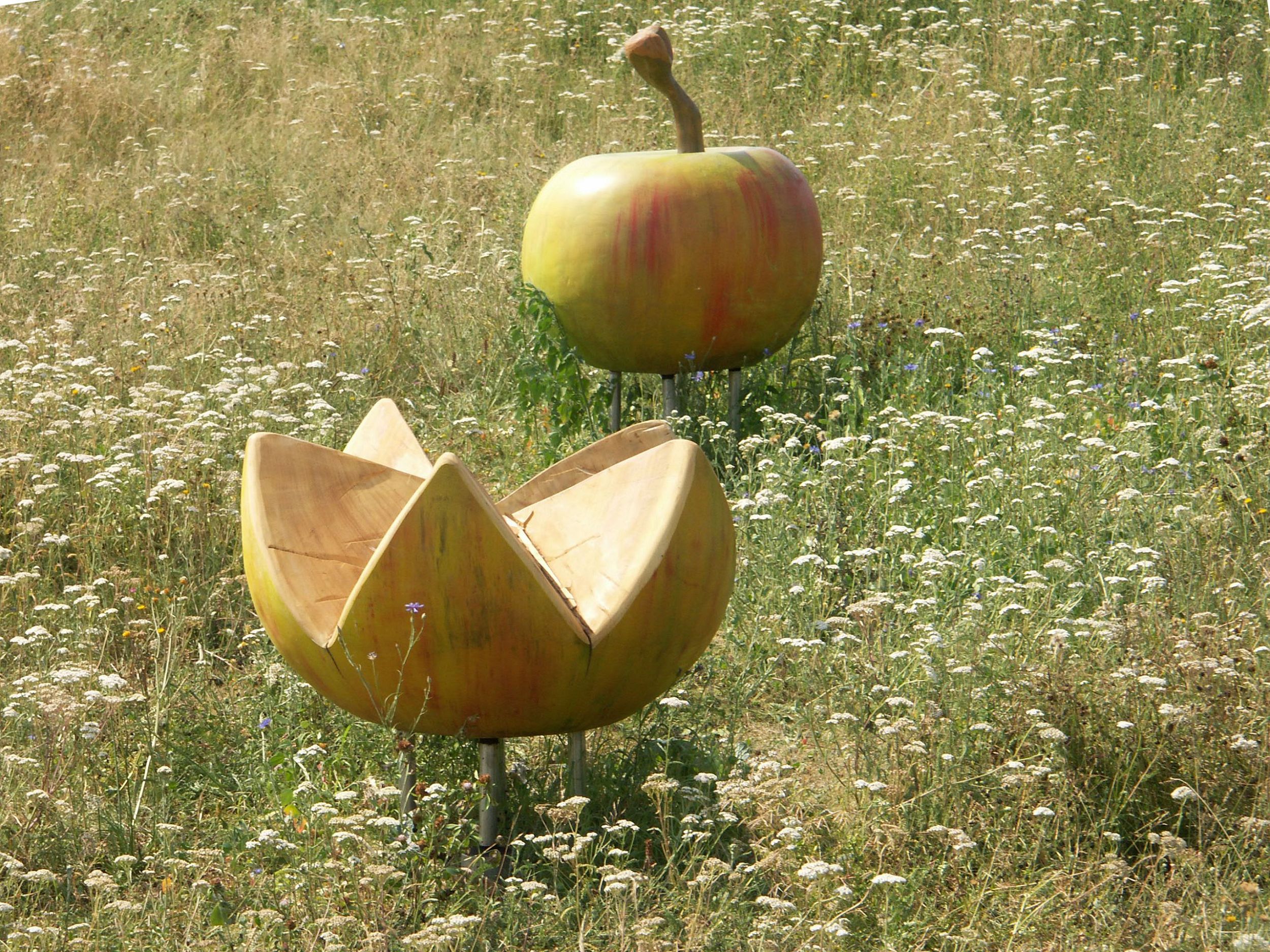 Foto: Spielgerät Wackelapfel in der Blumenwiese, Foto: ver.de landschaftsarchitektur