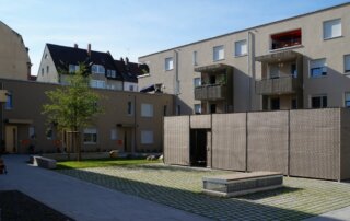 Bild: Wohnen bei St. Ludwig in Nürnberg, Wohnhof mit Fahrradhaus und Spielbereich, Foto: ver.de